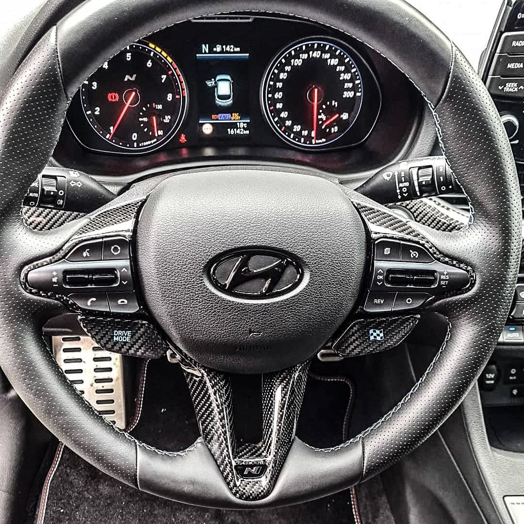 Echtcarbon Cover für Lenkradspange Hyundai I30N PDE installiert