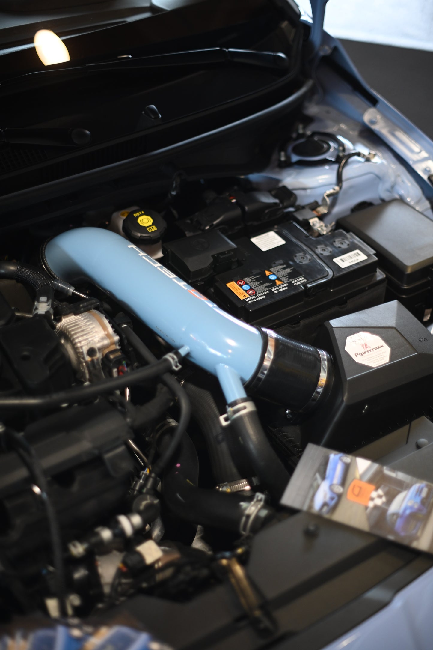 Motorraum eines Hyundai i20 N mit einer G-Tech Airpipe in Performance Blue