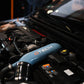 Motorraum eines Hyundai i20 N mit einer G-Tech Airpipe in Performance Blue und G-Tech Logo