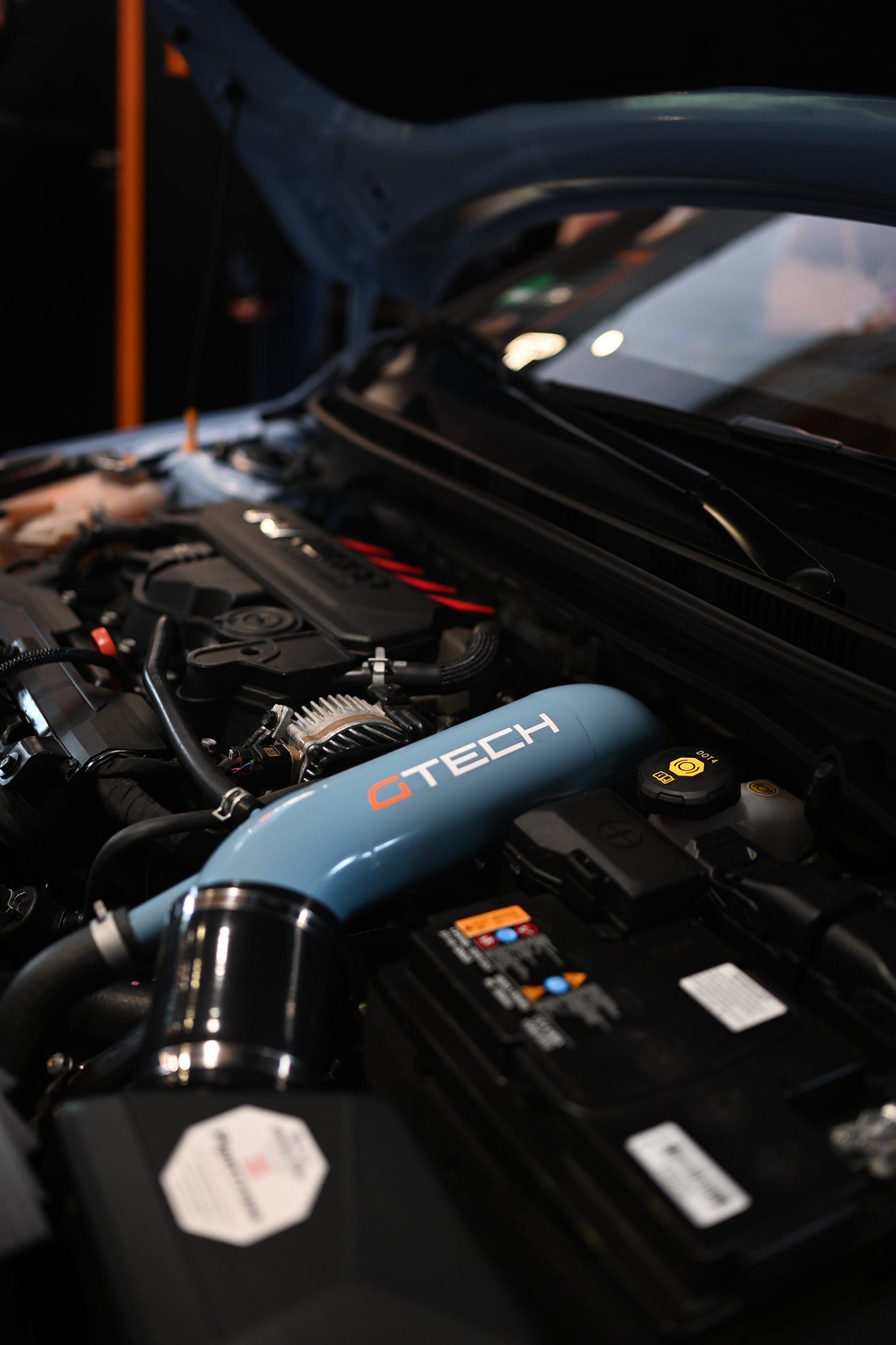 Motorraum eines Hyundai i20 N mit einer G-Tech Airpipe in Performance Blue und G-Tech Logo